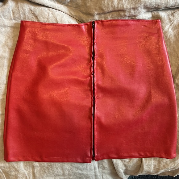 Red stretch leather mini skirt - Picture 5 of 6